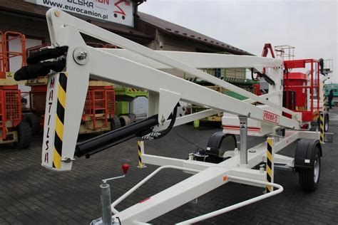 Zdjęcie przedstawiające glebogryzarkę na przyczepie transportowej