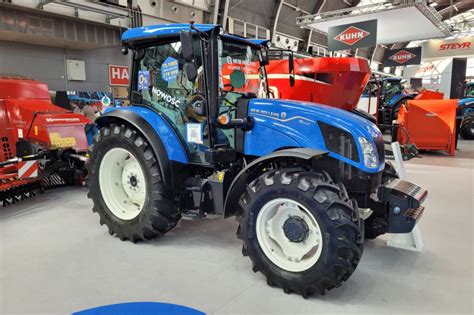 Zdjęcie przedstawiające różne modele ciągników Farmer zaparkowane obok siebie, ukazujące ich stylistykę.