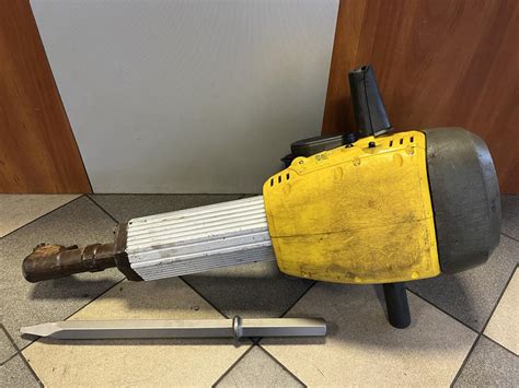 Młot hydrauliczny Wacker Neuson NL 16 w akcji na koparce