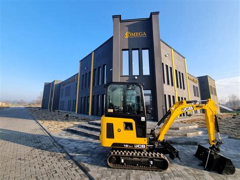 Widok nowoczesnej koparkoładowarki EVERUN na placu budowy, prezentujący solidną konstrukcję i osprzęt