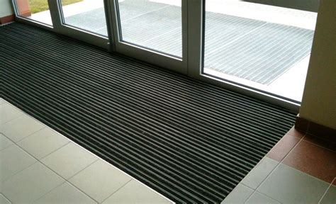 Tematyczne zdjęcie wycieraczki w maszynie budowlanej Bobcat