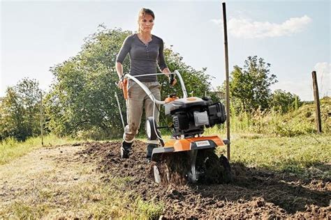 Schemat ilustrujący głębokość roboczą glebogryzarki.