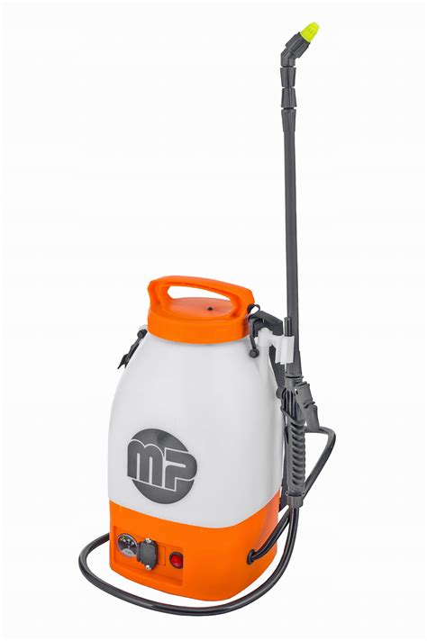 Opryskiwacz akumulatorowy w użyciu, podkreślający jego cichą pracę i wygodę.