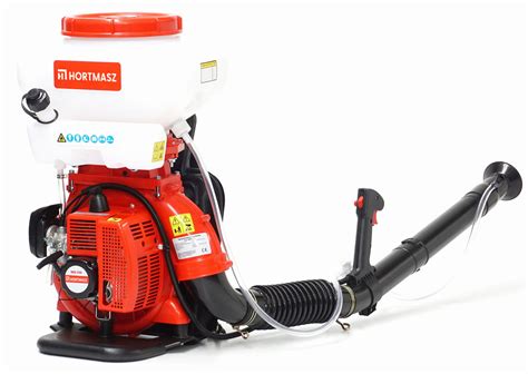 Duży opryskiwacz spalinowy w akcji na polu uprawnym.