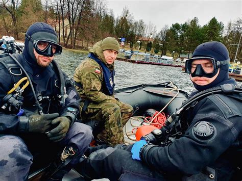 Zdjęcie grupy nurków szkolących się z obsługi DPV w ośrodku nurkowym.