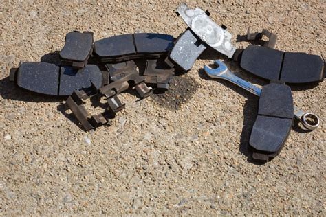 Zdjęcie przedstawiające zużyte klocki hamulcowe w wózku widłowym.