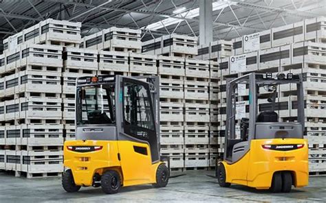 Zdjęcie przedstawiające flotę wózków widłowych o różnym udźwigu, dostępnych do wynajmu lub zakupu