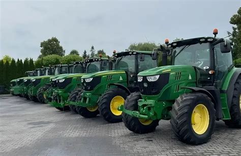 Zestawienie maszyn rolniczych różnych producentów, w tym ładowarek