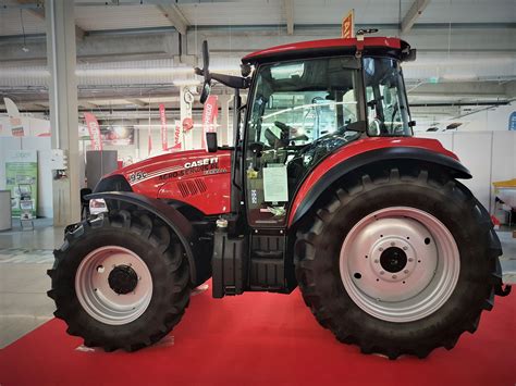 Porównanie mocy i zastosowań różnych serii ciągników Case IH w formie tabeli