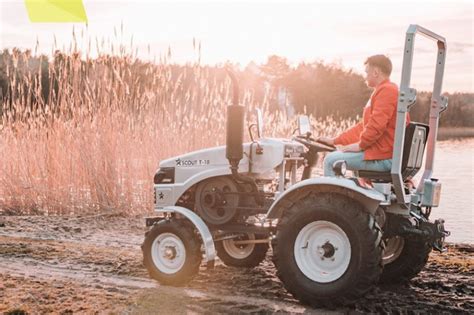 Graficzne przedstawienie traktorka SCOUT w kontekście prac sadowniczych i komunalnych