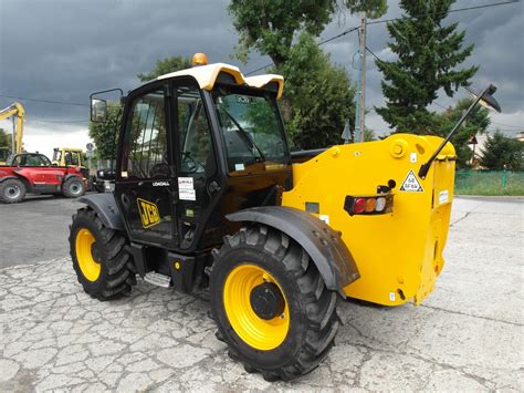 Infografika prezentująca główne parametry techniczne ładowarki JCB 535-95: udźwig, wysokość podnoszenia, zasięg.