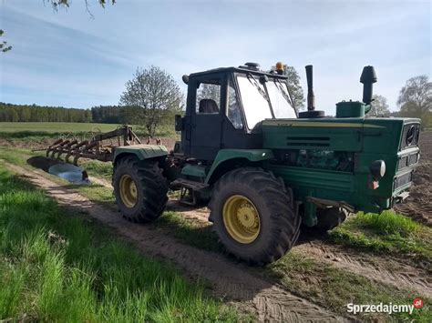 zdjęcie ciągnika Kirowiec K-150 w polu