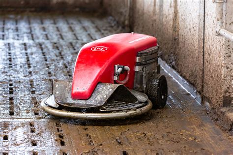 Infografika porównująca parametry techniczne robotów czyszczących Lely Discovery, JOZ-Tech i DeLaval (wymiary, waga, prędkość, wydajność).