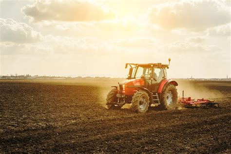Ilustracja przedstawiająca nowoczesny traktor rolniczy na polu