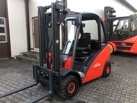 Wózek widłowy Linde H25 w magazynie