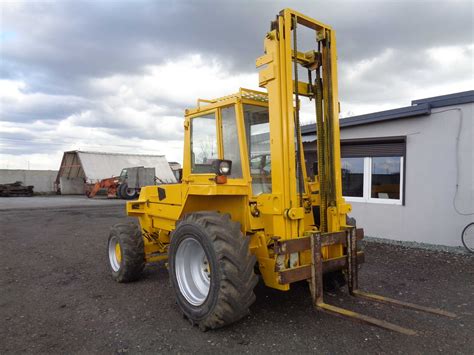 Wózek widłowy JCB 926 w akcji na nierównym terenie