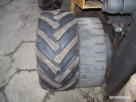 Zbliżenie na duże, terenowe opony wózka widłowego JCB 926.