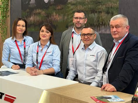 Zdjęcie przedstawicieli firmy Inter-Vax odbierających Puchar Publiczności na targach rolniczych