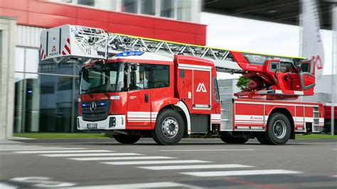 Mercedes-Benz Actros straż pożarna z żurawiem Hiab, infografika