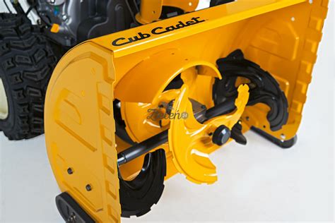 Odśnieżarka Cub Cadet XS3 66 SWE z widocznym systemem trójstopniowym