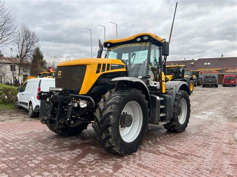 JCB Fastrac na tle pola
