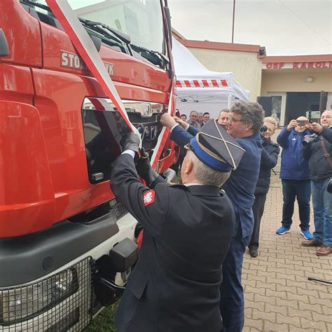 Zdjęcie przedstawiające przekazanie promesy na zakup samochodu ratowniczo-gaśniczego dla jednostki OSP.