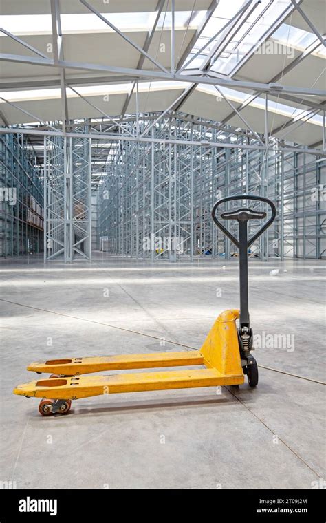 Thematic photo of a manual mast pallet truck in a warehouse