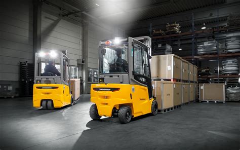 Wózek widłowy transportujący ładunek w magazynie