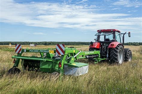 kosiarka dyskowa z widoczną osłoną podczas pracy