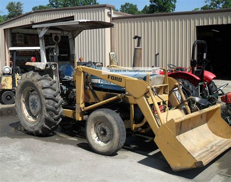 Thematic photo of a Ford 4600 tractor with a front loader for loading sand.