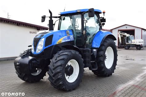 Zdjęcie przedstawiające ciągnik New Holland T3F w środowisku sadowniczym