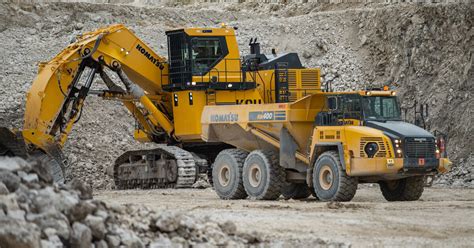 zdjęcie ładowarki Komatsu w akcji na placu budowy