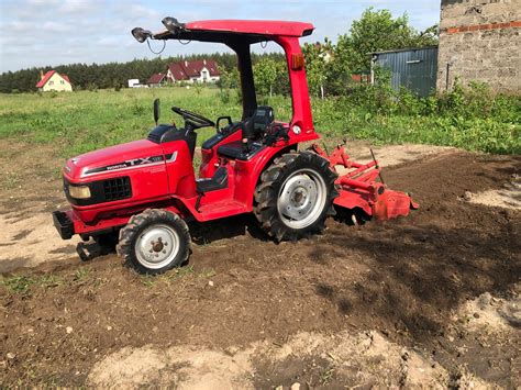Ilustracja przedstawiająca mini traktor ogrodowy w akcji