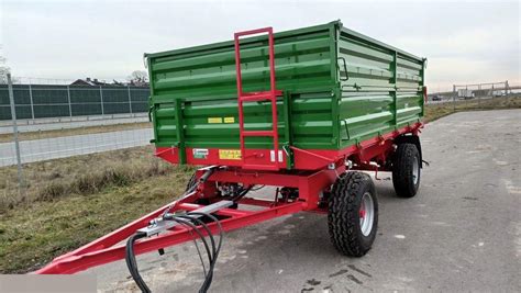 The Gomar GPT 107 tandem agricultural trailer in action, unloading grain. (Przyczepa rolnicza Gomar GPT 107 tandem podczas wyładunku zboża)