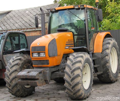 zdjęcie ciągnika Renault Ares 640 na polu