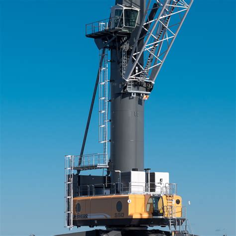 Infographic comparing Liebherr LHM 550 models and their capabilities