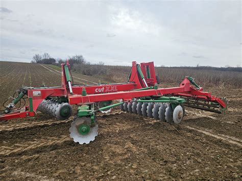 Zdjęcie agregatu talerzowego UNIA CUT XXL w pracy na polu.