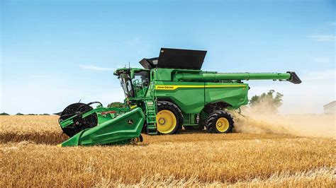 Infographic comparing technical specifications of different John Deere combine models