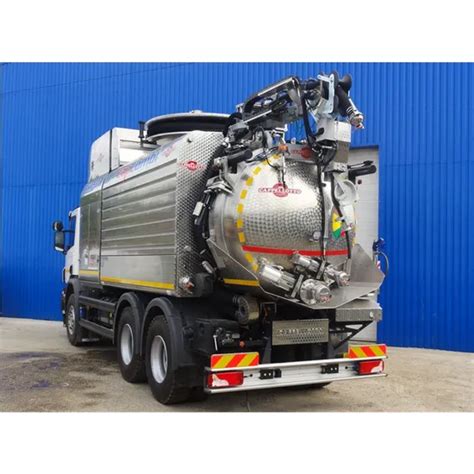 WUKO vehicle with a telescopic boom for hoses