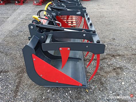 Zdjęcie ładowacza czołowego Metal-Technik w akcji na polu