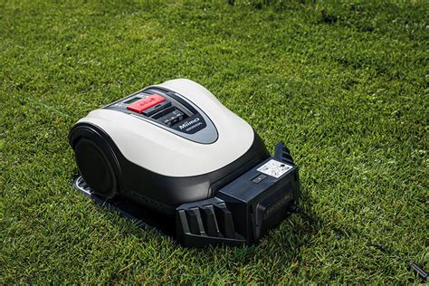 Robot koszący Honda Miimo w akcji na zadbanym trawniku