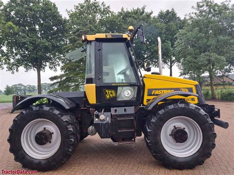 Thematic photo of JCB Fastrac 2135 tractor working in the field