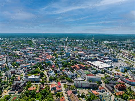 Wieżomaszt wiertniczy - widok z drona