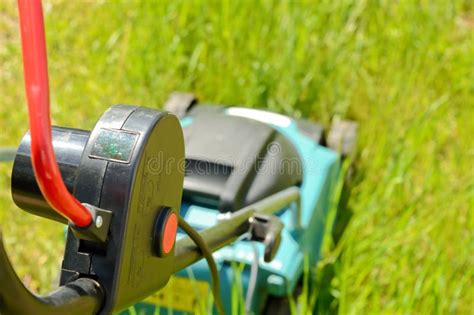 Tematyczne zdjęcie wiosennego trawnika i kosiarki elektrycznej