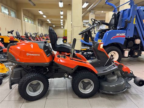 Traktorek Husqvarna Rider R 216T AWD w akcji na nierównym terenie