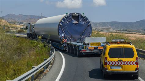 Thematic photo showing a pilot vehicle accompanying an oversized transport
