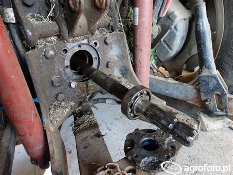 Widok na wałek WOM i przyłącza hydrauliki zewnętrznej w Ursusie C-360