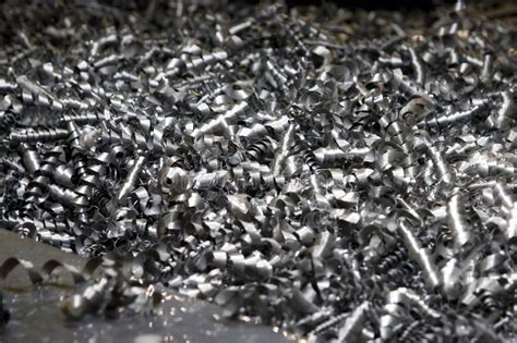Zdjęcie przedstawiające opiłki metalu na korku magnetycznym skrzyni biegów
