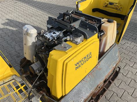 Porównanie nowej i starej stopy wibracyjnej Wacker Neuson, podkreślające zaokrąglone narożniki