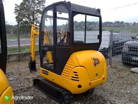 zdjęcie minikoparki JCB 8015 w pracy